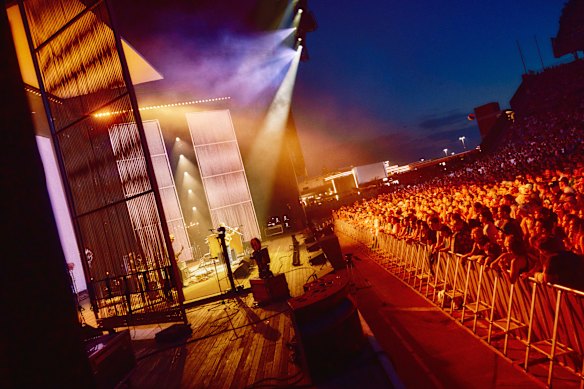 Although crowds at Jack Johnson concerts span generations, from middle schoolers to Gen Xers like Johnson, a huge swath of attendees appear to be in the prime of their teen years.