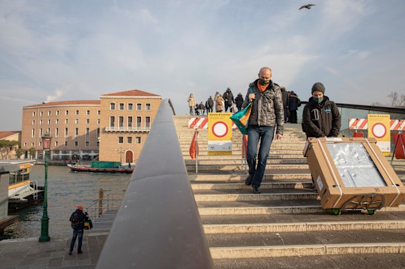 When the bridge was filmed for a television segment on the return to normalcy after the pandemic lockdown, people were falling and slipping in the footage. 