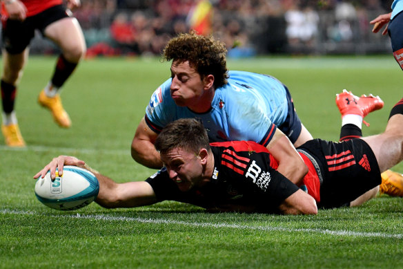 Fergus Burke scores a try.