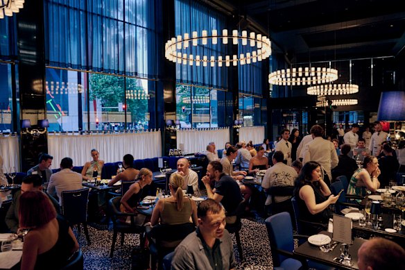 El comedor durante un servicio previo a la inauguración. El comedor cuenta con sillas azules exclusivas e iluminación personalizada. 