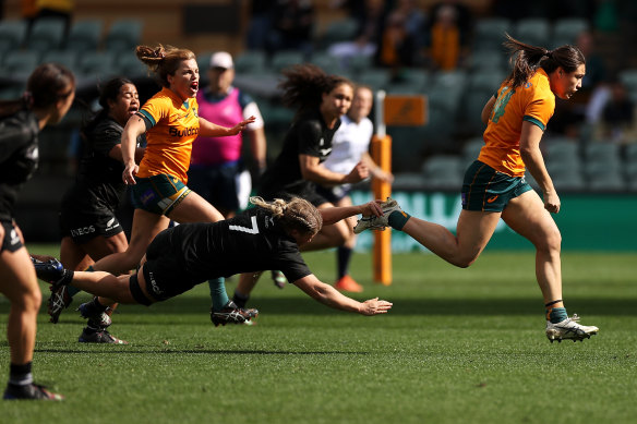 Bienne Terita on her way to scoring a double against the Black Ferns.