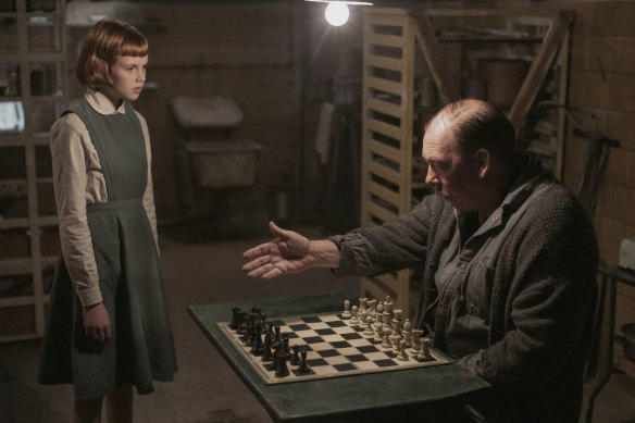 The young Beth (Isla Johnston) learns chess from the orphanage janitor Mr Shaibel (Bill Camp).