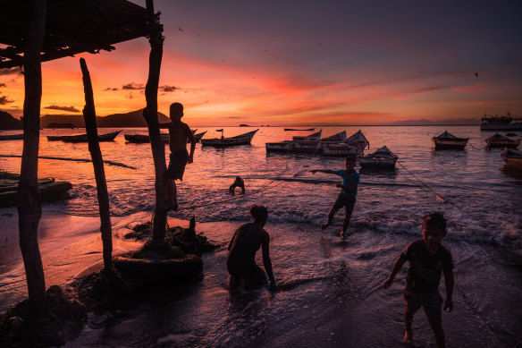 A woman looks for gold on a beach in Guaca, Venezuela. Venezuela’s economic meltdown had pummelled a proud fishing village. Then jewelry started mysteriously surfacing on its beach, easing the pain of an economic crisis. 