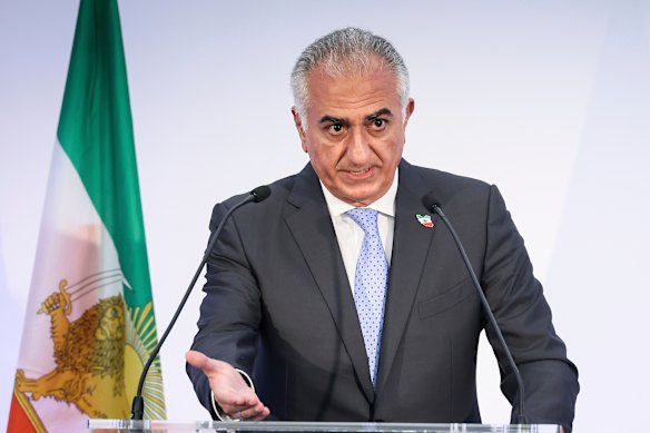 Reza Pahlavi em Paris no ano passado, filho exilado do xá deposto do Irão. Não está claro se ele tem muito apoio entre os manifestantes no Irão.