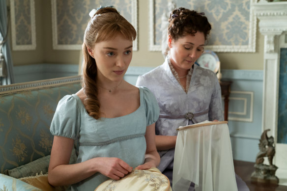 Phoebe Dynevor as Daphne Bridgerton and Ruth Gemmell as Lady Violet Bridgerton.