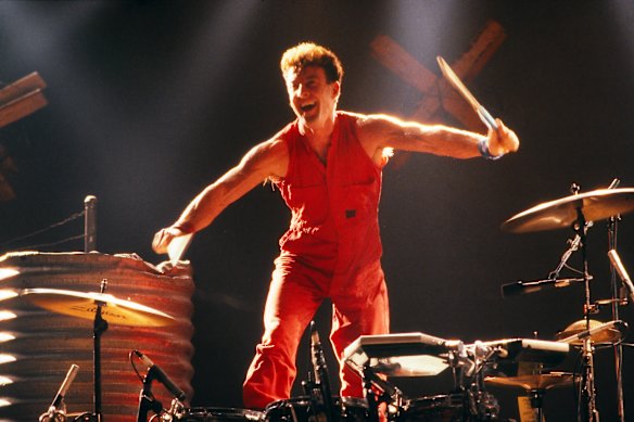 Em destaque: o baterista do Midnight Oil, Rob Hirst, tocando com a banda no The Tower Theatre da Filadélfia em 1988.