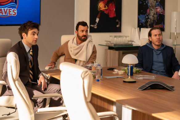 Drew Tarver as Sandy Gordon, Justin Theroux as Cam Gordon and Scott MacArthur as Ness Gordon in Running Point. 
