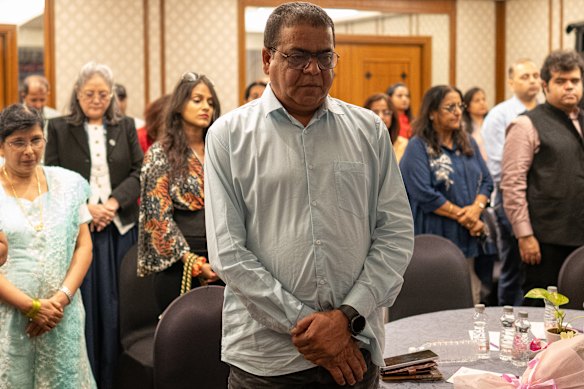 Rajesh Sharma, padre di Aditya Sharma, osserva un minuto di silenzio durante una riunione della Forward Seamen Union a Mumbai, in India, il giorno dopo l'attacco statunitense.