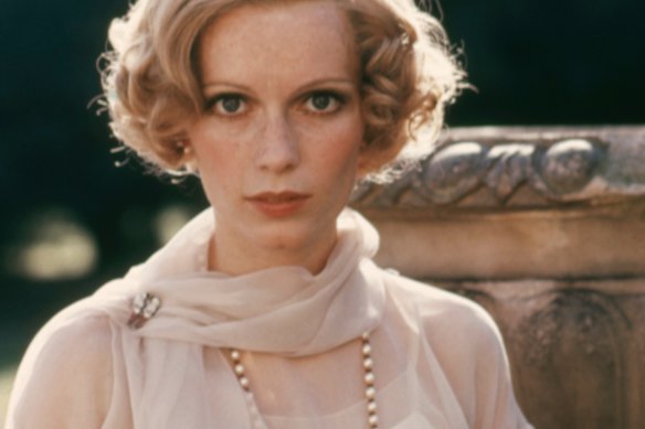 Mia Farrow wears lovebirds brooch in The Great Gatsby.