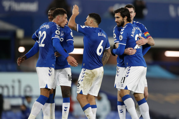 Abdoulaye Doucoure, Ben Godfrey, Allan, Andre Gomes and Michael Keane celebrate Everton's victory.