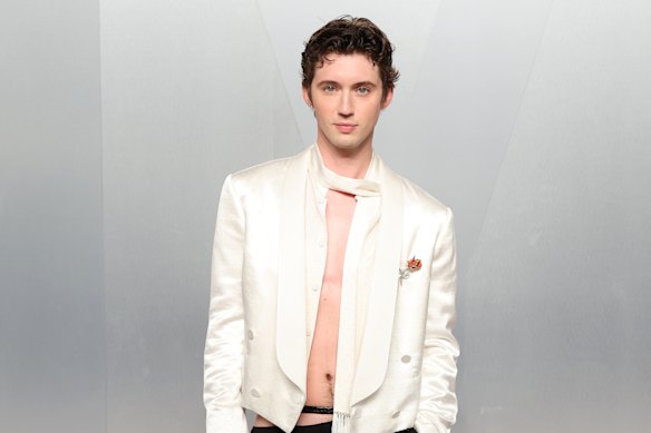 Troye Sivan ditches the shirt at the 2026 Vanity Fair Oscar Party.