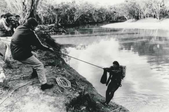 Police divers search the Murumbidgee River for the bodies of Rocco Medici and Giuseppe Furina.
