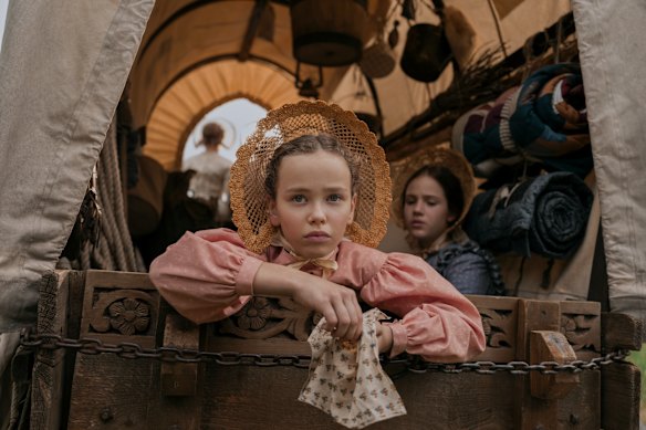 Alice Halsey as Laura Ingalls, Skywalker Hughes as Mary Ingalls in Little House on the Prairie.