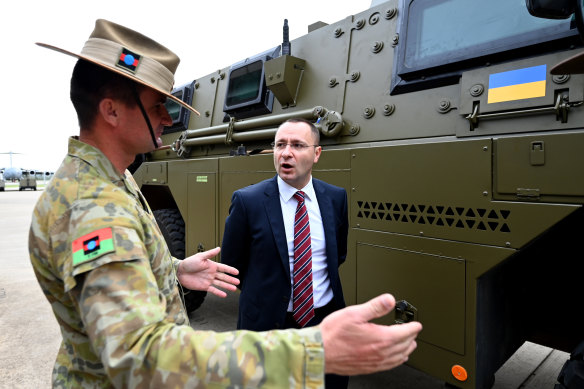 Ukrayna'nın Avustralya Büyükelçisi Vasyl Myroshnychenko, Ukrayna'ya hediye edilen Bushmaster'lardan birinin önünde. 