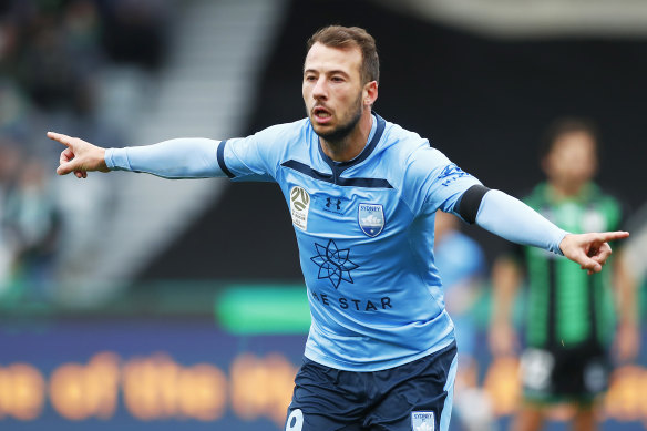 A brace by striker Adam Le Fondre against Western United helped Sydney FC leapfrog Melbourne City at the top of the table.