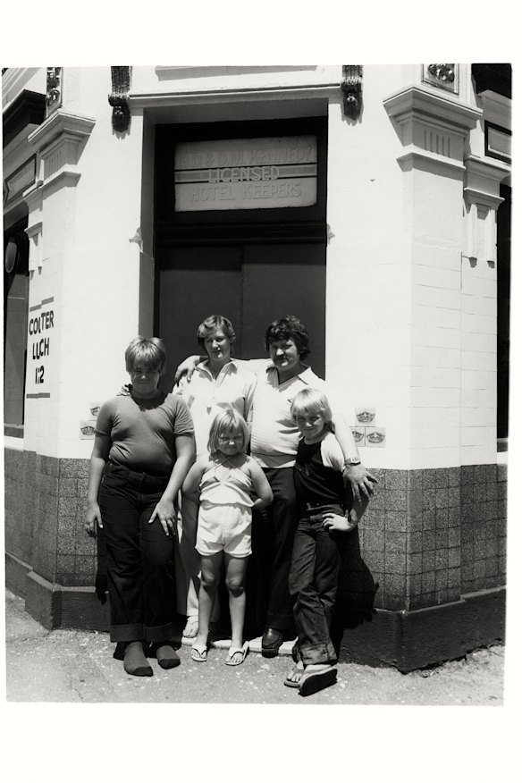 Three Crowns Hotel publicans with their children, 365 Victoria Street, West Melbourne, 1982