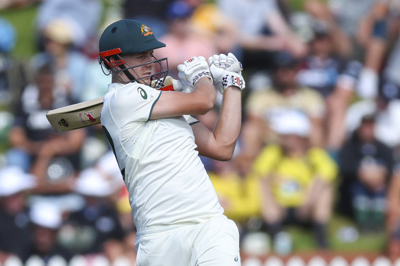 Green battling to hold innings together as Kiwis strike