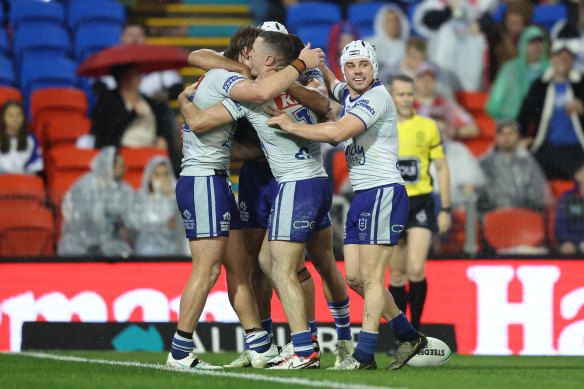 Bulldogs surge into top eight with win over woeful Knights