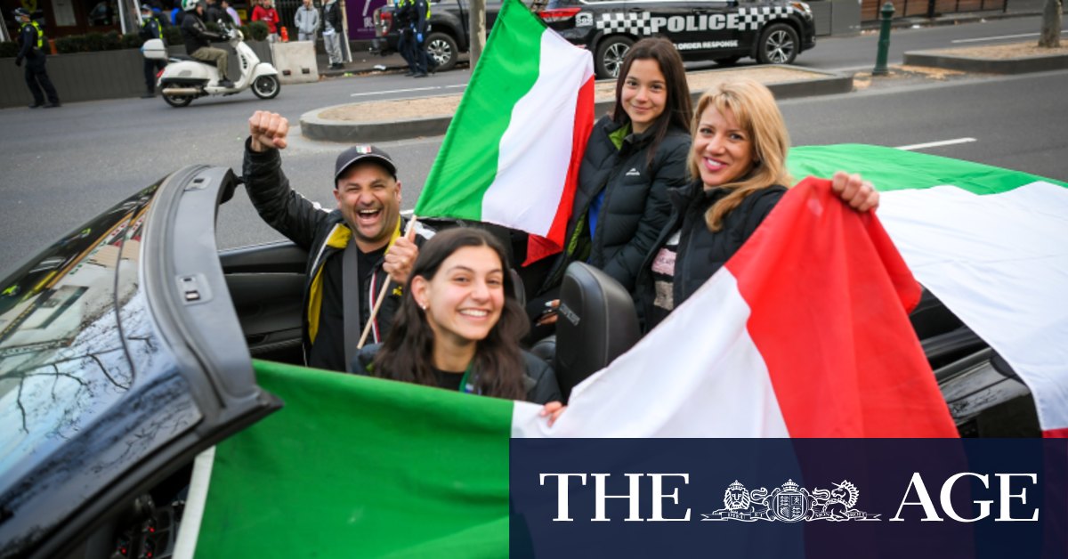 In centinaia a Lygon Street per celebrare la vittoria in semifinale dell’Italia