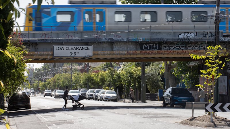 Tiho predmestje z enim kafičem razkriva skrivnosti identitete prebivalcev