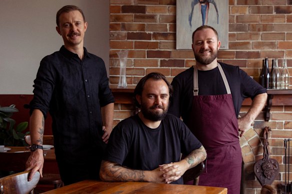 Matt Fitzgerald, Harry Levy e Nik Hill quando abriram o Porcine em 2021.