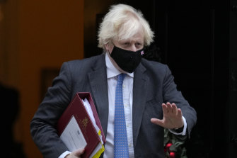 De Britse premier Boris Johnson zwaait bij het verlaten van Downing Street 10 op 15 december.