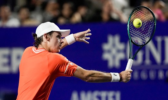 Alex de Minaur lifted the trophy in Acapulco for the second-straight year.