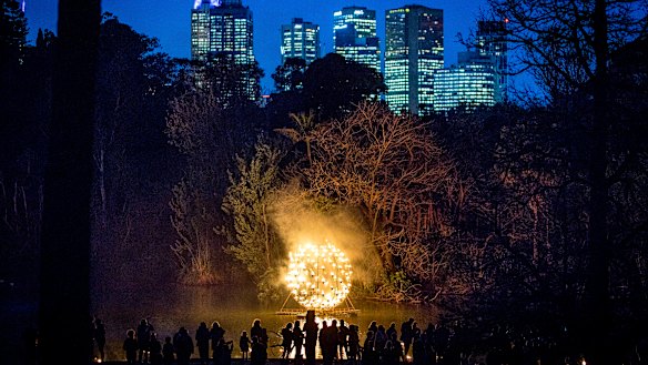 Thousands flock to botanic garden of fiery delights