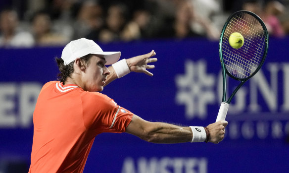 Alex de Minaur lifted the trophy in Acapulco for the second-straight year.