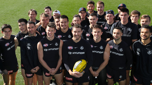 Carlton veteran Dale Thomas (front, centre) gathers with teammates after announcing his retirement. 