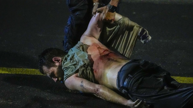 Yaralı bir gösterici, Netanyahu hükümetinin Tel Aviv'deki yargı sistemini elden geçirme planlarına karşı düzenlenen bir protesto sırasında gözaltına alınmak üzere polis tarafından sürükleniyor.