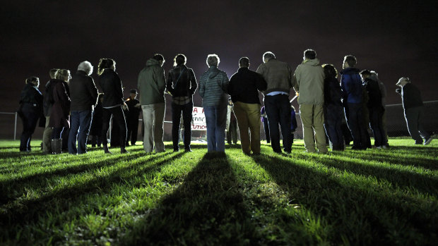 People form a circle and pray against the death penalty before the execution.