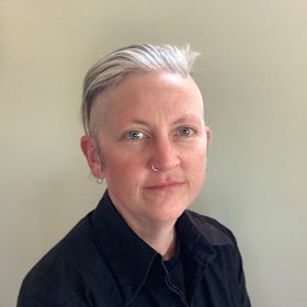 작가이자 Constellations의 공동 주최자인 Jennifer Mills입니다.