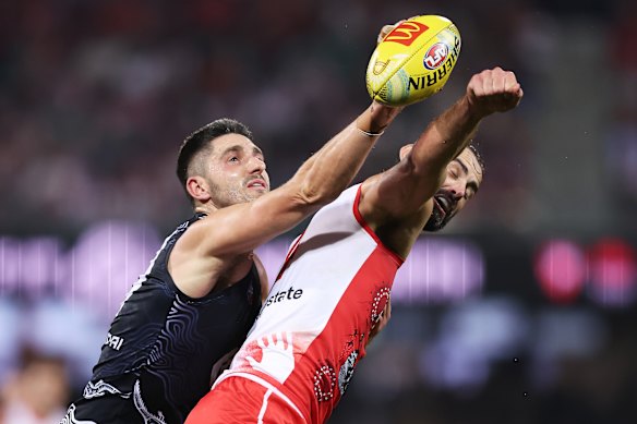 Marc Pittonet of the Blues competes for the ball against Brodie Grundy of the Swans in 2024.
