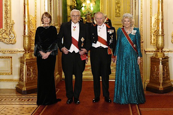 Elke Budenbender con il marito, il presidente tedesco Frank-Walter Steinmeier, il re Carlo III e la regina Camilla.
