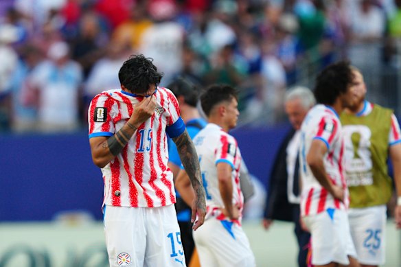 I giocatori del Paraguay sconsolati contemplano l'uscita dalla Coppa del Mondo dopo la sconfitta contro la Francia.