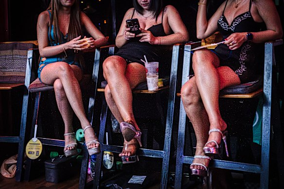 Ragazze del bar a Pattaya in attesa di clienti.  