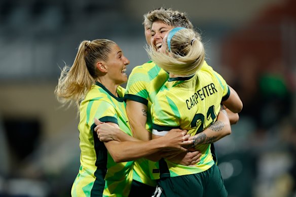 Matilddas Striker Michelle Heyman celebrates its goal against Slovenia with the extinct week and bearded.