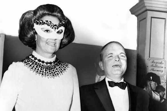 Truman Capote chega ao seu lendário Baile Preto e Branco com a convidada de honra Katharine Graham.