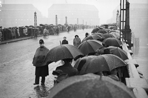 Mourners queue to view the coffin of Queen Elizabeth’s father, King George VI, in 1952.