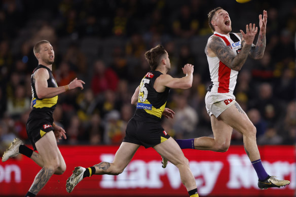 Saints veteran Tim Membrey prepares to mark on the lead.