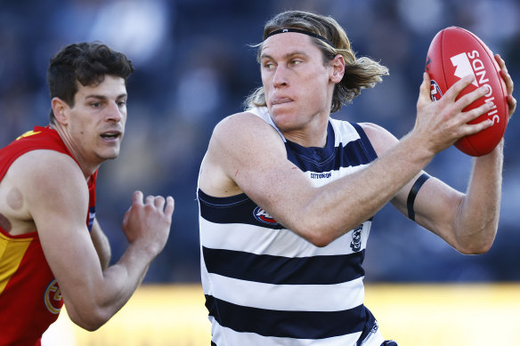 Mark Blicavs bursts clear of Chris Burgess.