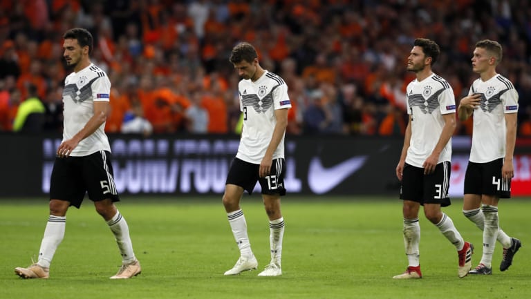 The German team leaves the pitch disappointed.