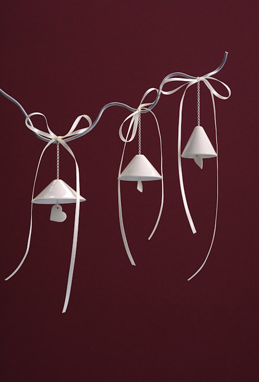 As decorações de Natal da Mud Australia para 2025 vêm em vermelho e leite. 