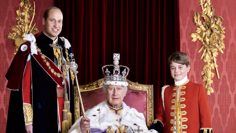 Kral Charles ve varislerinin resmi taç giyme töreni portresi açıklandı