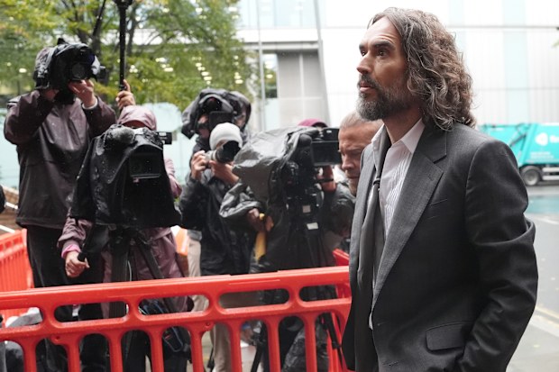 Russell Brand Londra'daki Southwark Crown Court'a gelirken