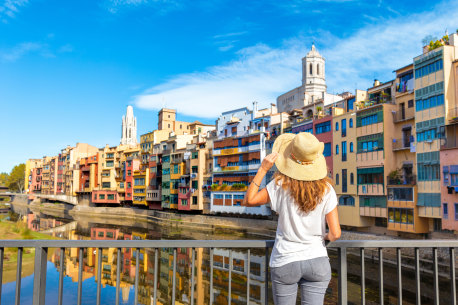 13 essential tips for saving money on your next overseas holiday