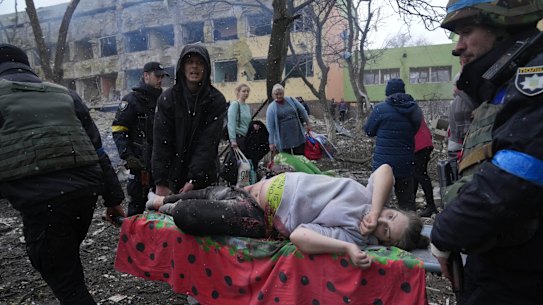 The pregnant woman was carried away from the maternity hospital, which was damaged by Russian forces.
