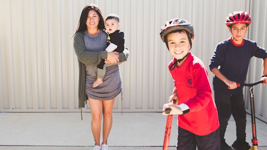 Carol Winikerei with three of her children, Taniora, 10 months, Tahi, 11 and Toka, 9. The WInikerei kids spend less than two hours on screen-based activities outside school each week.
