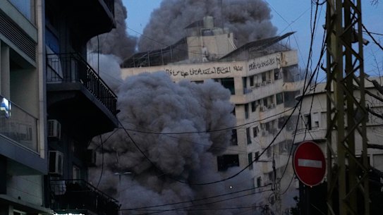 Un edificio crolla mentre il fumo si alza a seguito di un attacco israeliano nel centro di Beirut, in Libano, mercoledì 18 marzo 2026. (AP Photo/Hussein Malla)